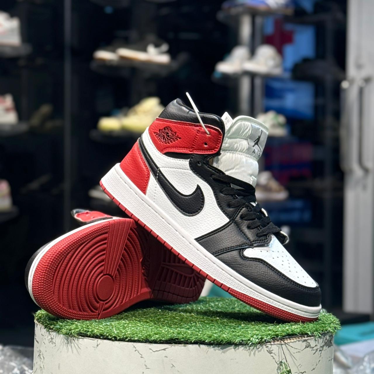 LV Trainer Beige N white