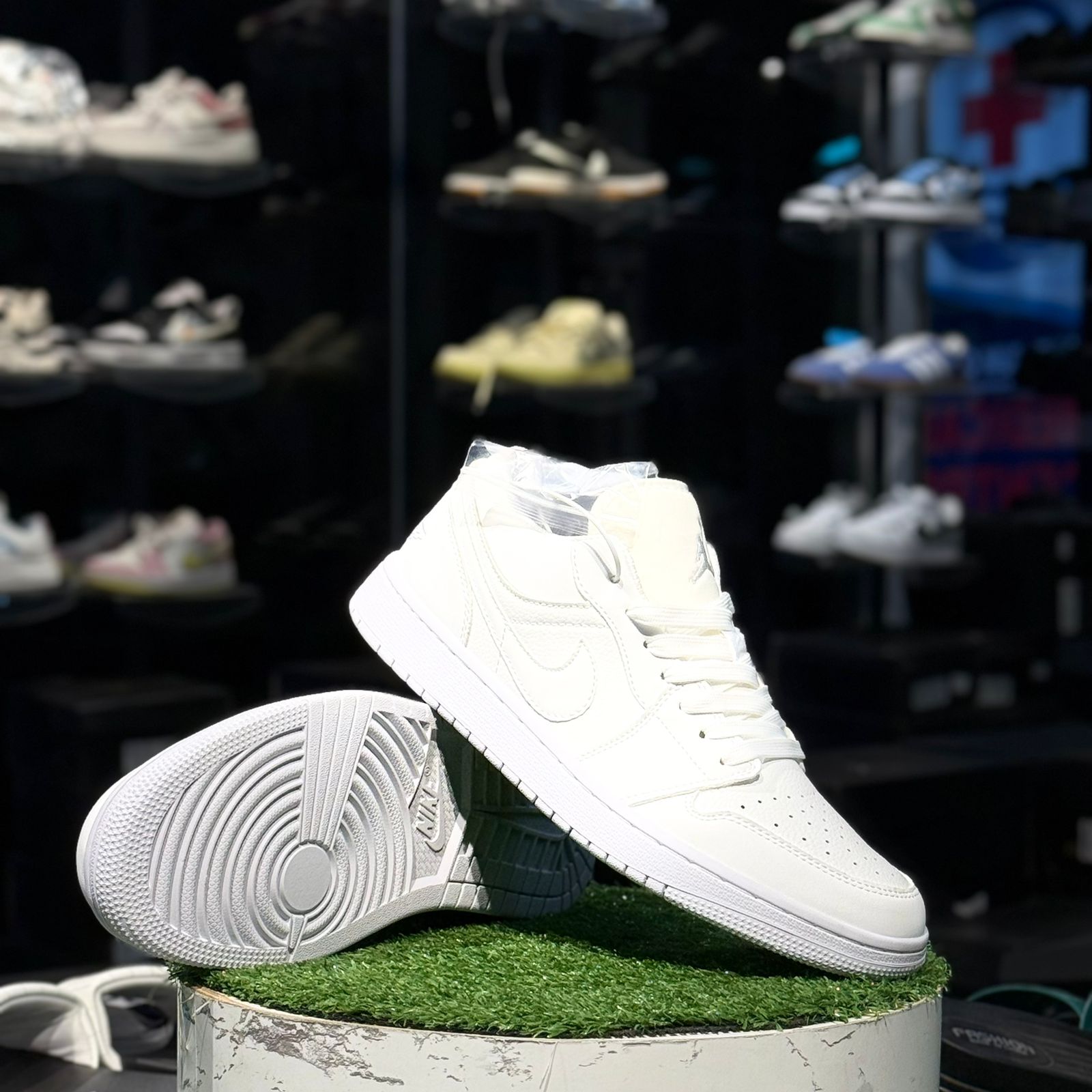 Jordan 1 Low Triple White