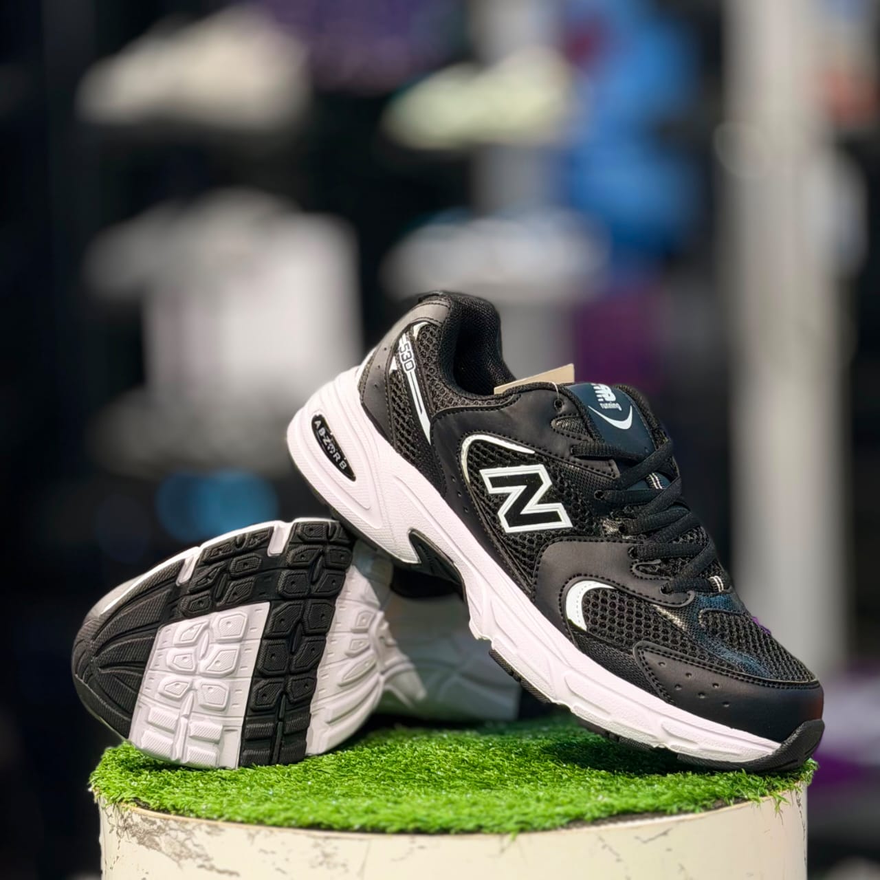 New Balance 530 Black N White
