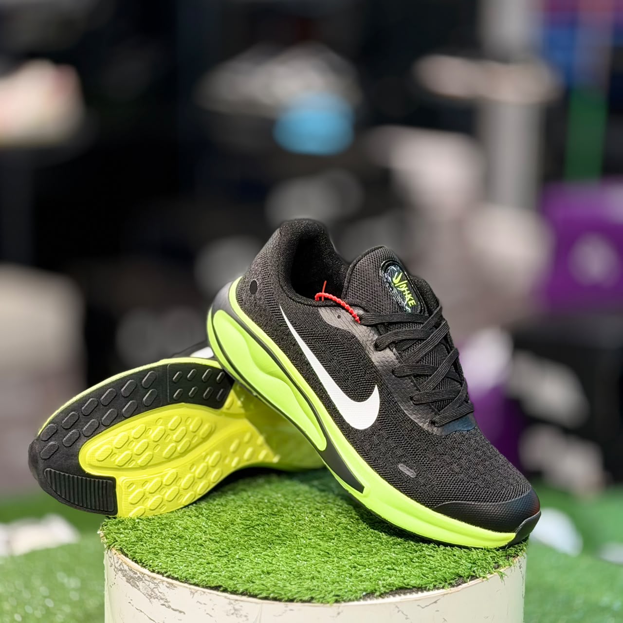 Nike Journey Run vibrant Volt Green
