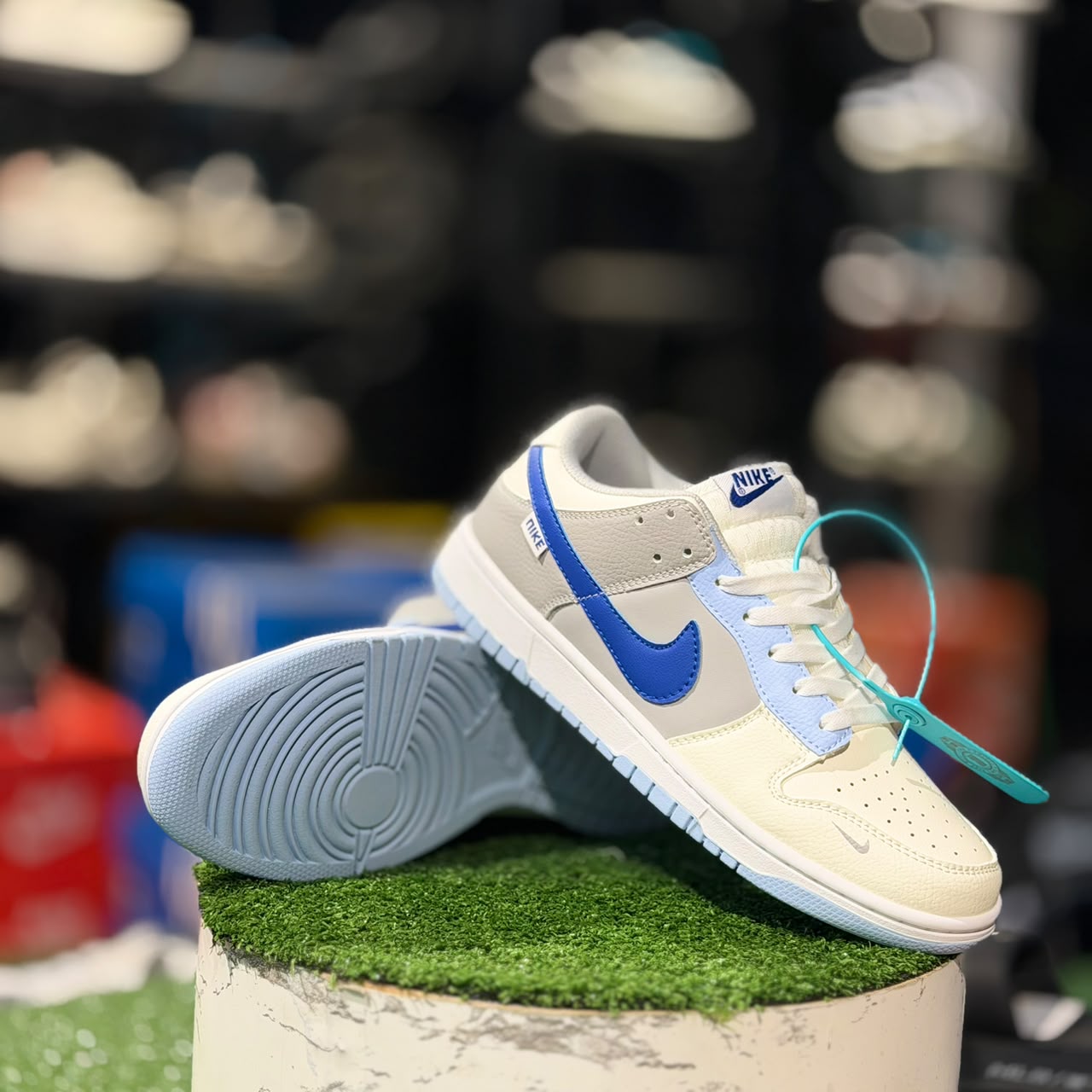 SB Dunk Low Ivory Hyper Royal