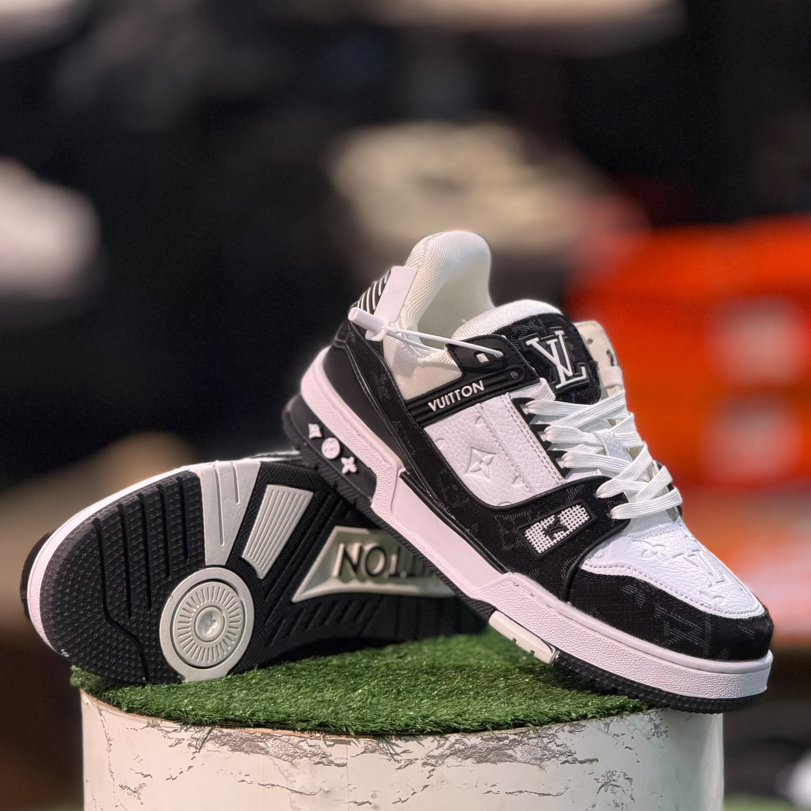  LV Trainer Black N White(OG)