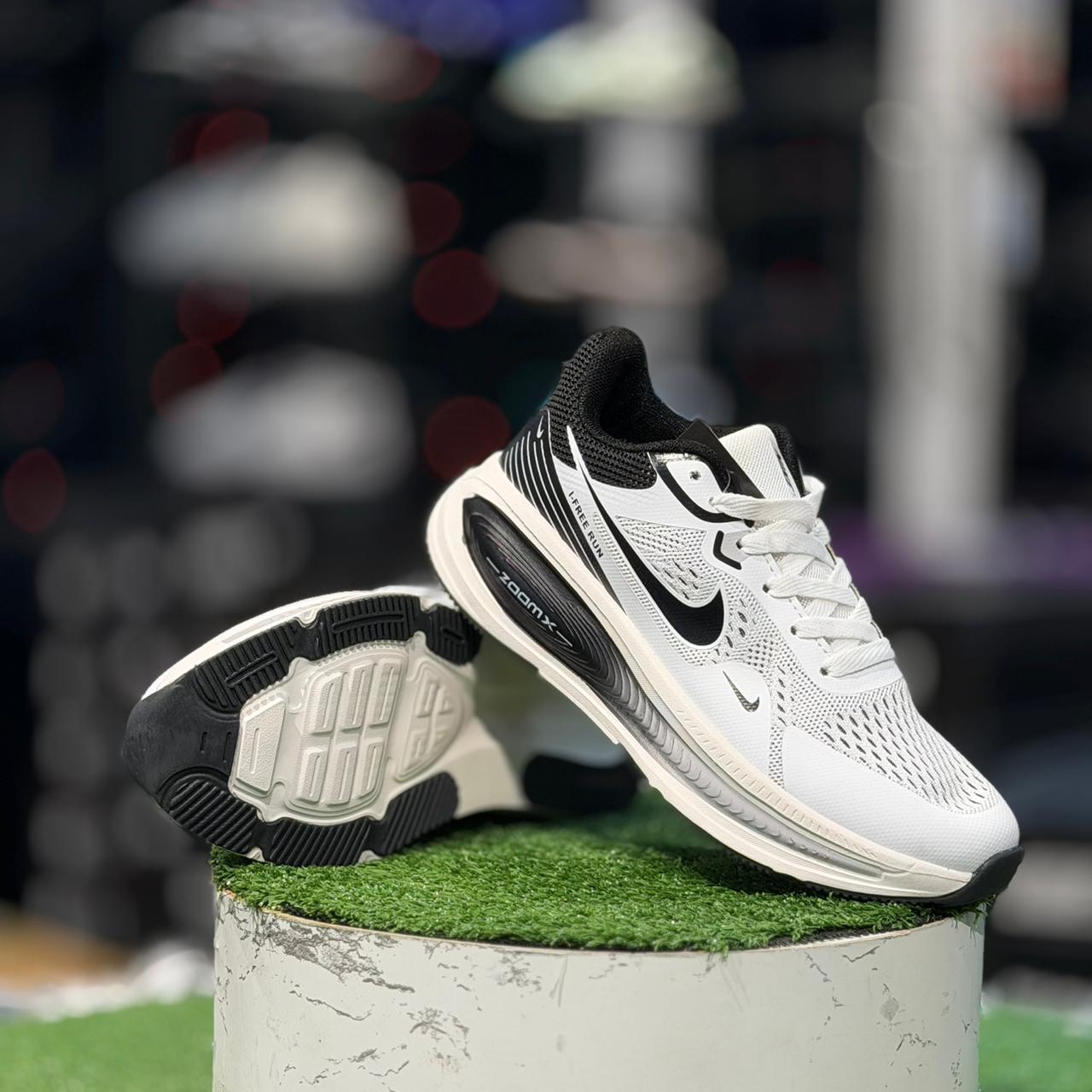  Nike Vomero 18 White & Black 